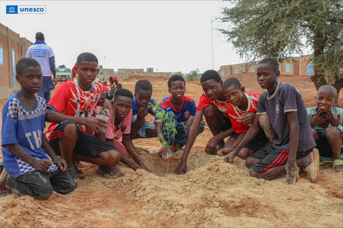 UnescoBamako's tweet photo. #Tombouctou
Pour promouvoir la paix et le vivre ensemble, l’UNESCO, le @UNHCRMali, la #COMNAT et les #Clubs pour l’UNESCO au Mali ont organisé, le 9 août 2025 à Al Amar, Tombouctou, la 19e édition du Camp Chantier de #Reboisement et d’Échanges #Culturels. https://t.co/OBGlieb1VJ