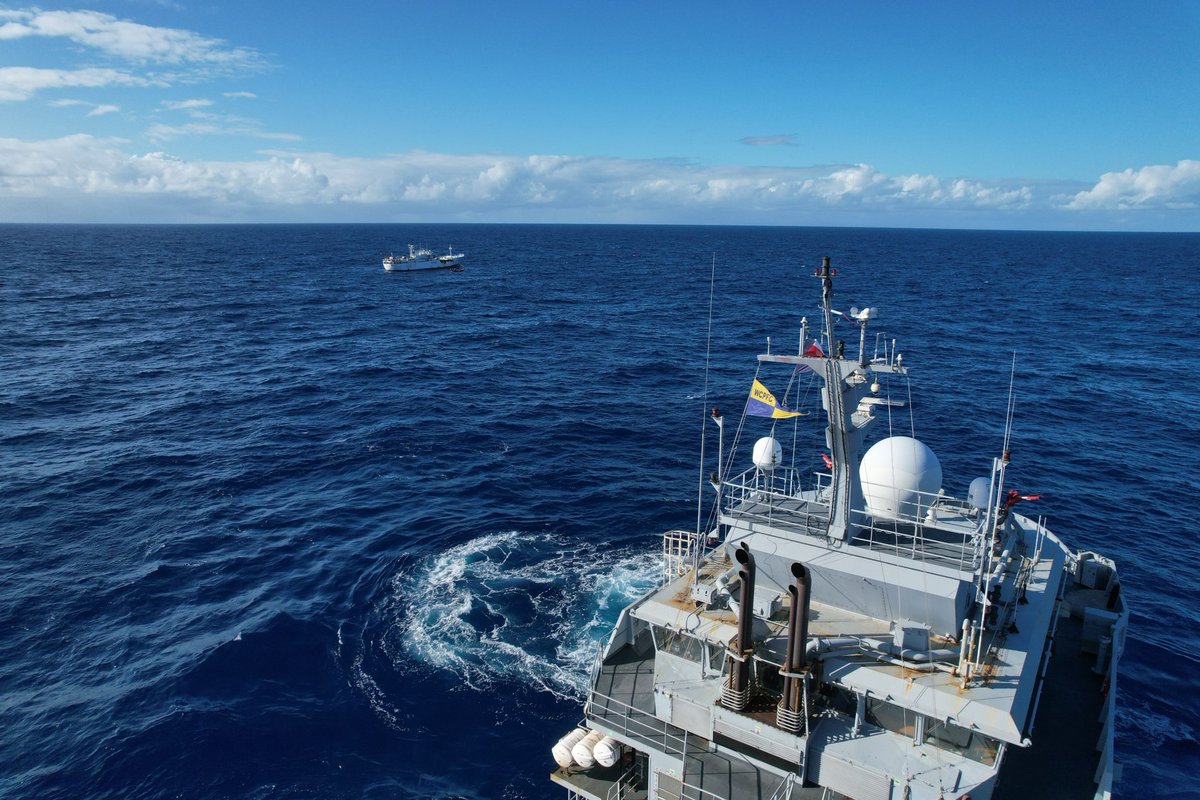 CPP_FAPF's tweet photo. FNS 🇫🇷 Bougainville conducted fisheries inspections near the French Polynesia’s EEZ, ensuring compliance with Western and Central Pacific Fishery Commission rules. France reaffirms its commitment to sustainable fishing &amp; maritime security .⛴️ #PACIFIC #FisheriesProtection #WCPFC https://t.co/9dIww9WWVL
