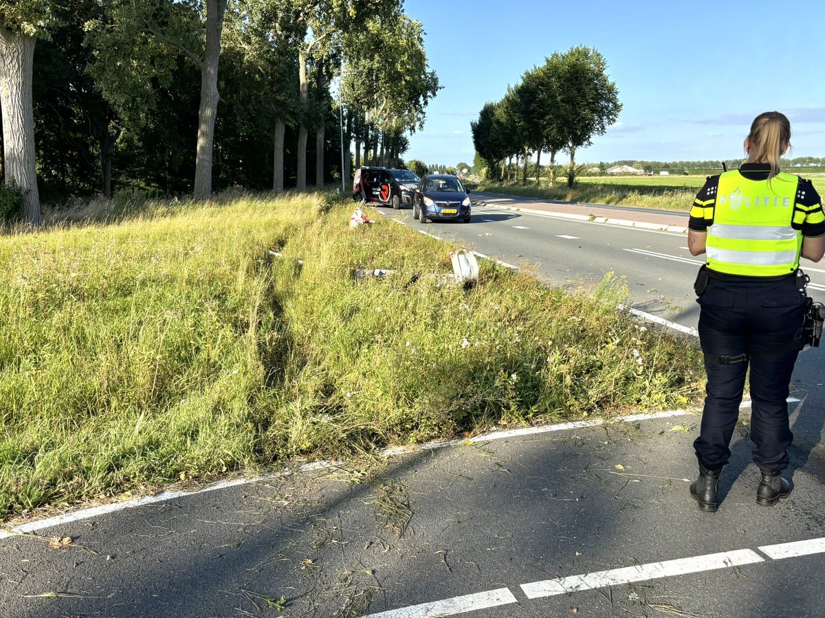 Onder invloed bestuurder rijdt tegen lantaarnpaal in Westwoud