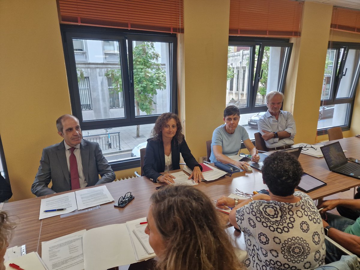 Consejería de Educación (@educastur) on Twitter photo 🏫👶 El <a href="/GobAsturias/">Principado de Asturias</a> ha reunido hoy a la mesa de diálogo de 0 a 3 años para abordar el proceso de integración de las escuelas municipales en la nueva red autonómica, así como los trámites previos para elaborar un reglamento de funcionamiento interno
🧷 acortar.link/3RzFgU 🏫👶 El <a href="/GobAsturias/">Principado de Asturias</a> ha reunido hoy a la mesa de diálogo de 0 a 3 años para abordar el proceso de integración de las escuelas municipales en la nueva red autonómica, así como los trámites previos para elaborar un reglamento de funcionamiento interno
🧷 acortar.link/3RzFgU