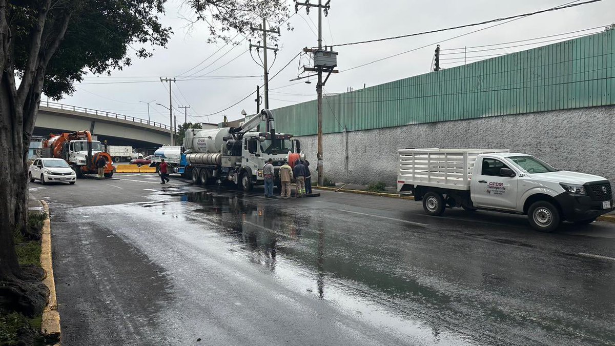 ¡Estamos al servicio de #Tlalnepantla! 

Debido a las lluvias registradas en #NuestraCiudad, desde ayer por la tarde, noche y durante toda la madrugada, nuestras cuadrillas trabajaron en el desazolve de la línea de drenaje en:
-Av. Prolongación Hidalgo
-Av. Gustavo Baz