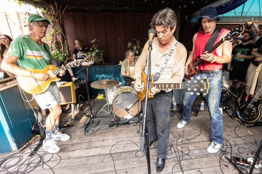 Malk and Emmett both rocking the gold top Les Paul 🥵