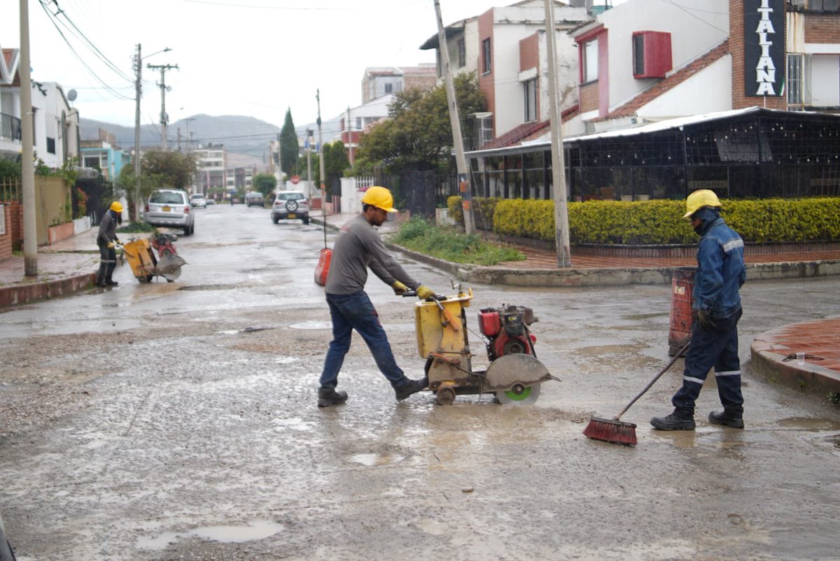 🌧️🚧 Ni la lluvia detienen nuestro compromiso 💪
🚸Nuestra cuadrilla Tapahuecos interviene la calle 14 entre carreras 14 y 15, barrio Santa Helena, realizando cortes y preparando la vía para recibir nuevo asfalto 🛣️✨
🤝
#Sogamoso
#CiudadDelSolPuebloDeAcero ☀️