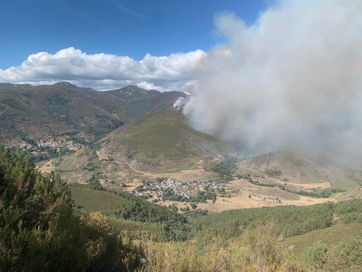 Lo que separa la política lo une el fuego. Esto es #valledeFornela, frontera norte de #LosAncares. Al fondo, frontera con #Asturias. En 11 días de dejadez el fuego ha ido de Anllares a Asturias, Fornela y a los Ancares. Un poco más y llegará a #Muniellos, por Ibias.Todo un éxito!