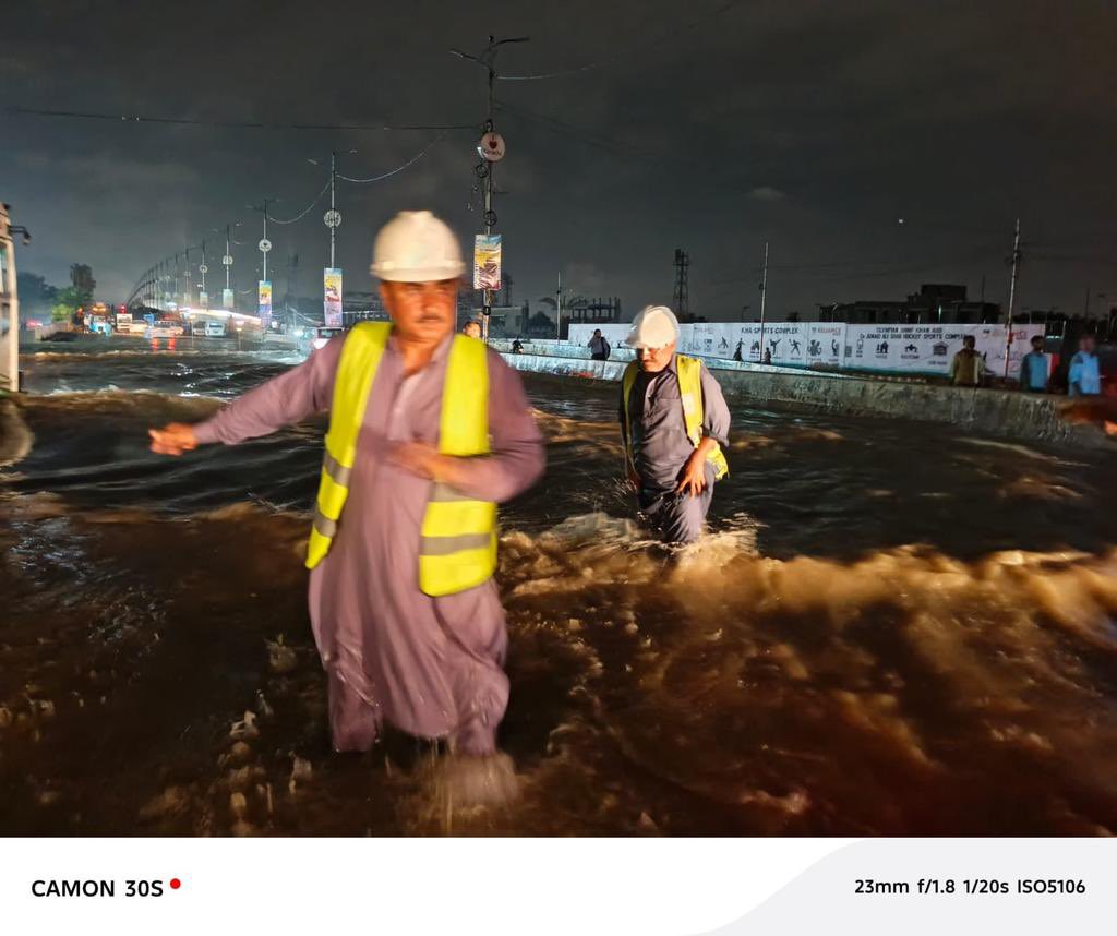 JamsheedAlitai2's tweet image. KMC teams are on ground at #Nipa working tirelessly to drain out rainwater 🌧️👏 Kudos to @murtazawahab1 & dedicated workers keeping Karachi moving!
#karachirain