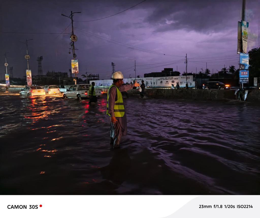 JamsheedAlitai2's tweet image. KMC teams are on ground at #Nipa working tirelessly to drain out rainwater 🌧️👏 Kudos to @murtazawahab1 & dedicated workers keeping Karachi moving!
#karachirain