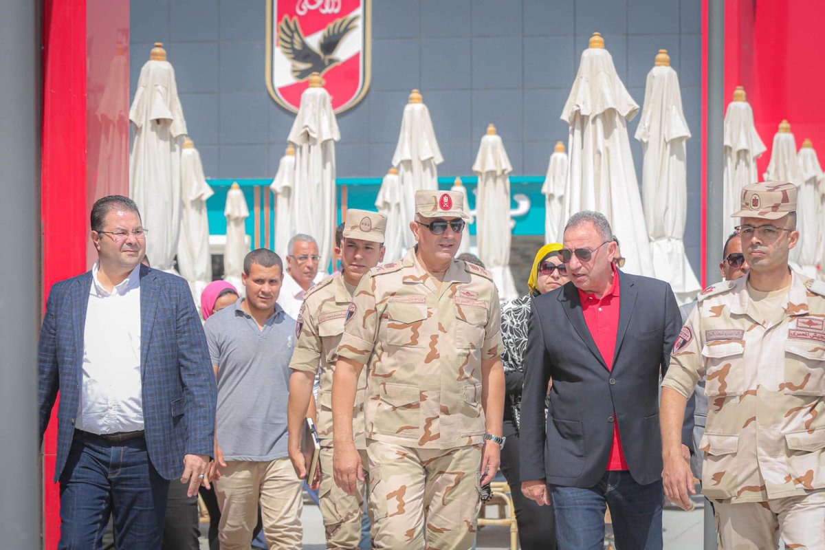 بالعقل .. احنا نخصص للاهلي اللي هو عايزه .. ونخصص له اجهزه تبني له .. ونخصص له فلوس من ميزانيه الدوله ونسميها رعايه .. ونعمله بدل الفرع اتنين و تلاته واتحاد ورابطه …. اقفلوا الزمالك … مافيش فايده  احنا بنحرق دمنا علي الفاضي