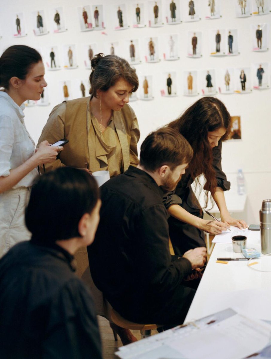 Elina7S's tweet image. In the fashion studio’s daily routine, from discussions and styling to layout and display, creativity meets craftsmanship, sketching the picture of fashion enthusiasts exploring style boundaries.
#FashionStudio #CreativeDaily #FashionExploration #CraftedFashion #StyleShaping