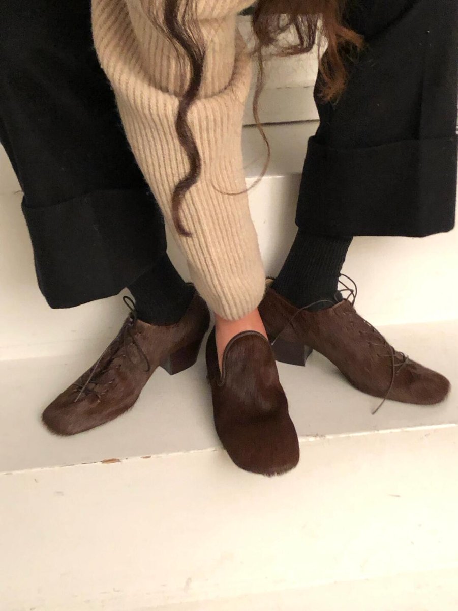 Elina7S's tweet image. In the fashion studio’s daily routine, from discussions and styling to layout and display, creativity meets craftsmanship, sketching the picture of fashion enthusiasts exploring style boundaries.
#FashionStudio #CreativeDaily #FashionExploration #CraftedFashion #StyleShaping