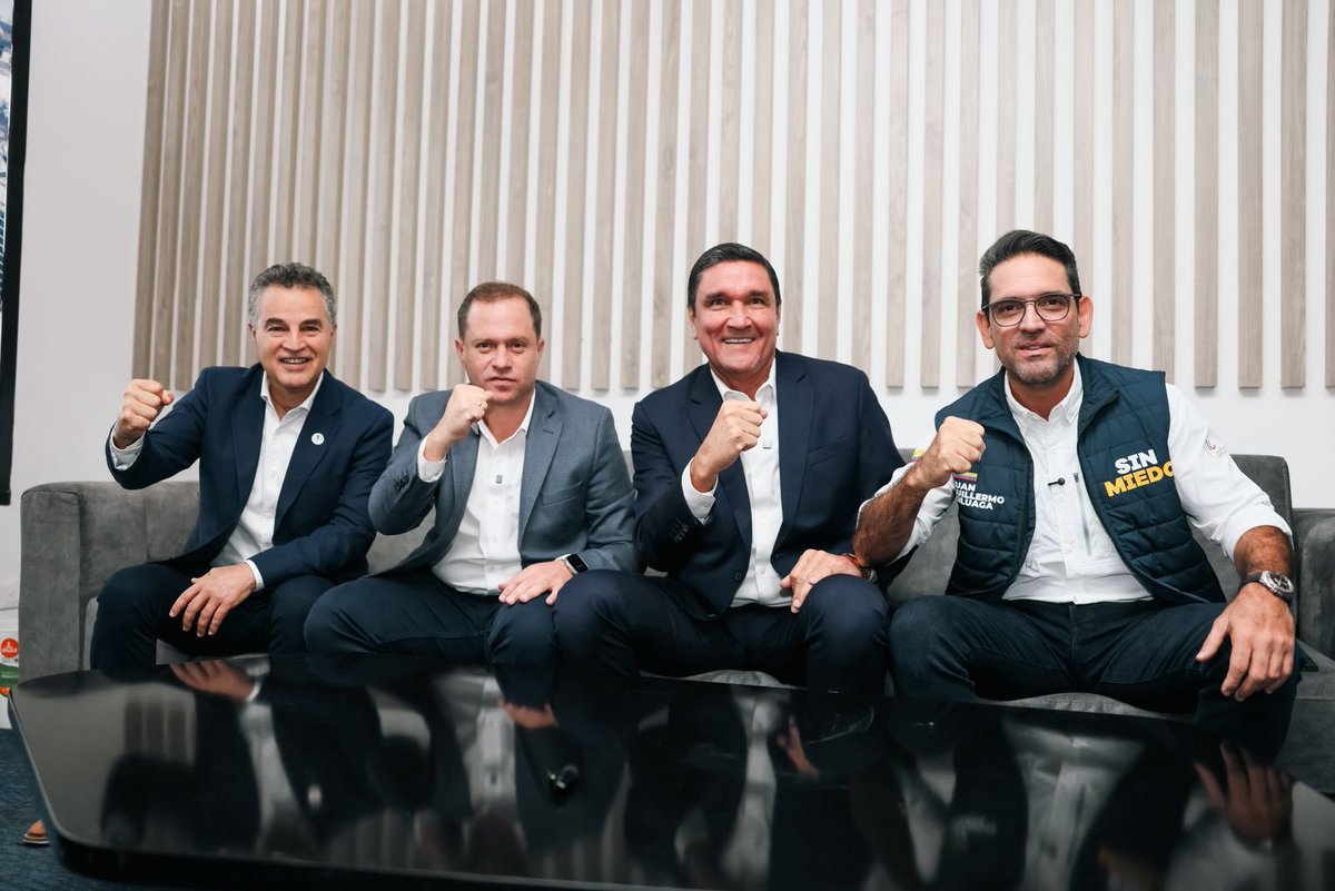 JuanGZuluaga's tweet photo. Hoy no solo inscribimos un movimiento, hoy firmamos un compromiso con millones de colombianos que exigen un mejor país.

Las regiones levantamos la voz, nos unimos y decidimos ser protagonistas de la recuperación en Colombia del principio de autoridad. Seguridad, empleo y oportunidades, #SinMiedo.