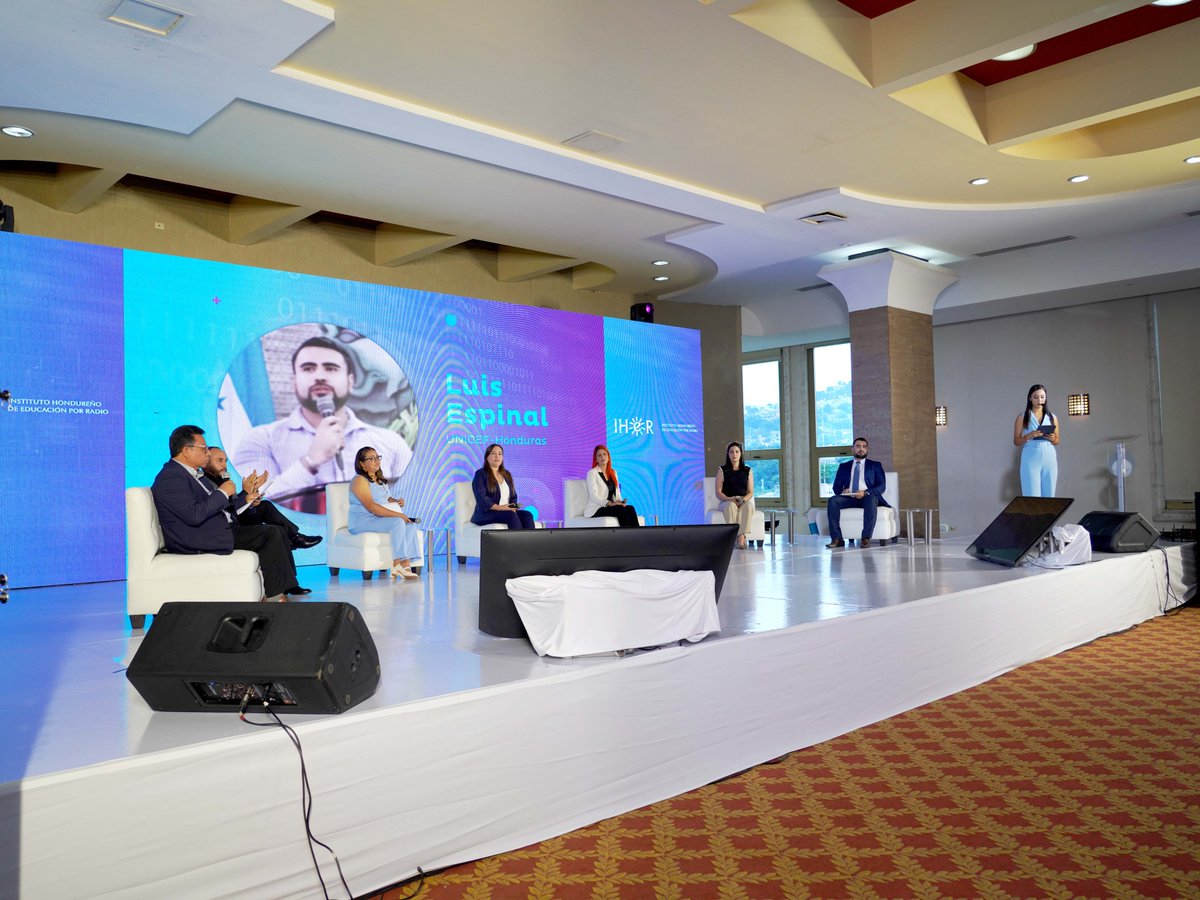 stvetelebasica's tweet photo. 🎤 Allison García sube al escenario principal para presentar Educa Digital 2025 acompañada de paneles tas e invitados especiales
🚀 Prepárate para conocer las últimas innovaciones, proyectos y experiencias que están transformando la educación en Honduras. https://t.co/QjaCtwlUcF