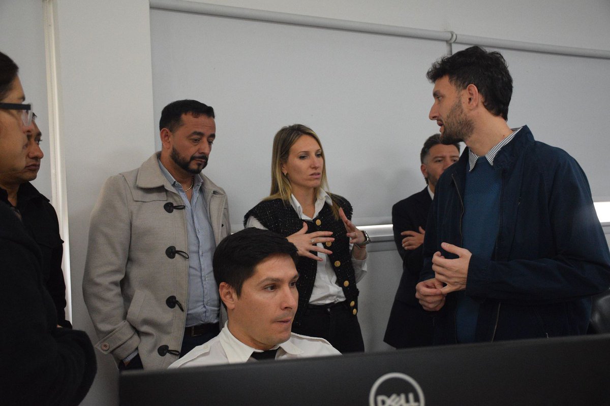 pablomainer's tweet photo. Visité la central del 911 y la vi potenciada. Con un promedio de 7 minutos de llegada desde que llamas para realizar una denuncia. Charlé con el equipo en las áreas de monitoreo, de operadores telefónicos, de despacho de los móviles y de análisis para conocer cómo laburan https://t.co/RZYjShltj8