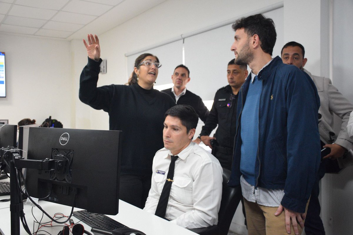 Visité la central del 911 y la vi potenciada. Con un promedio de 7 minutos de llegada desde que llamas para realizar una denuncia. Charlé con el equipo en las áreas de monitoreo, de operadores telefónicos, de despacho de los móviles y de análisis para conocer cómo laburan