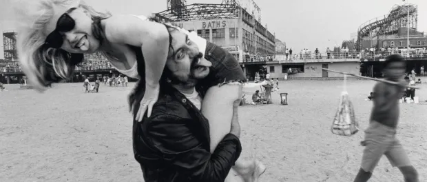 MrLeeDragon's tweet photo. The legendary Rock writer Lester Bangs with Debbie Harry, Coney Island. All pics by Roberta Bayley (I think).
@picturethis74 #Blondie #DebbieHarry #LesterBangs https://t.co/tsQLgusqbt