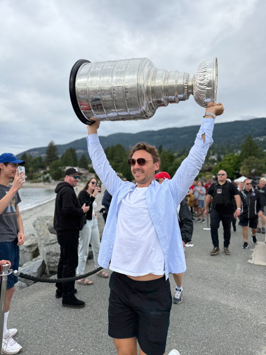 The Stanley Cup comes to WV 🏆 big thank you to Sam Reinhart &amp; his family for sharing the <a href="/StanleyCup/">The Stanley Cup</a> with the many fans who came out today to show their 💙 thank you to the <a href="/RCM_SAR/">RCMSAR Headquarters</a> for the boat tour and <a href="/WVPD/">WVPD</a> for your support