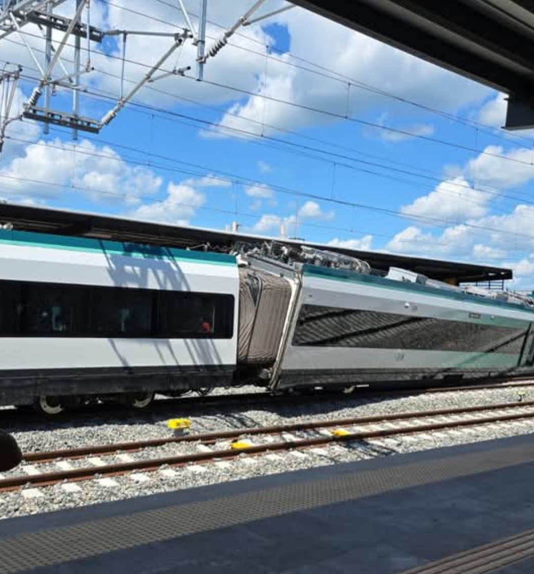PDigitalOriente's tweet photo. 🚨 ÚLTIMA HORA: Reportan descarrilamiento de vagón del Tren Maya 🚆💥  

#Cancún  #Mérida #TrenMaya #ReporteUrgente

De acuerdo con reportes preliminares difundidos en redes sociales, uno de los vagones del Tren Maya habría sufrido un descarrilamiento en la ruta Cancún–Mérida. https://t.co/CvtnT6VvH3