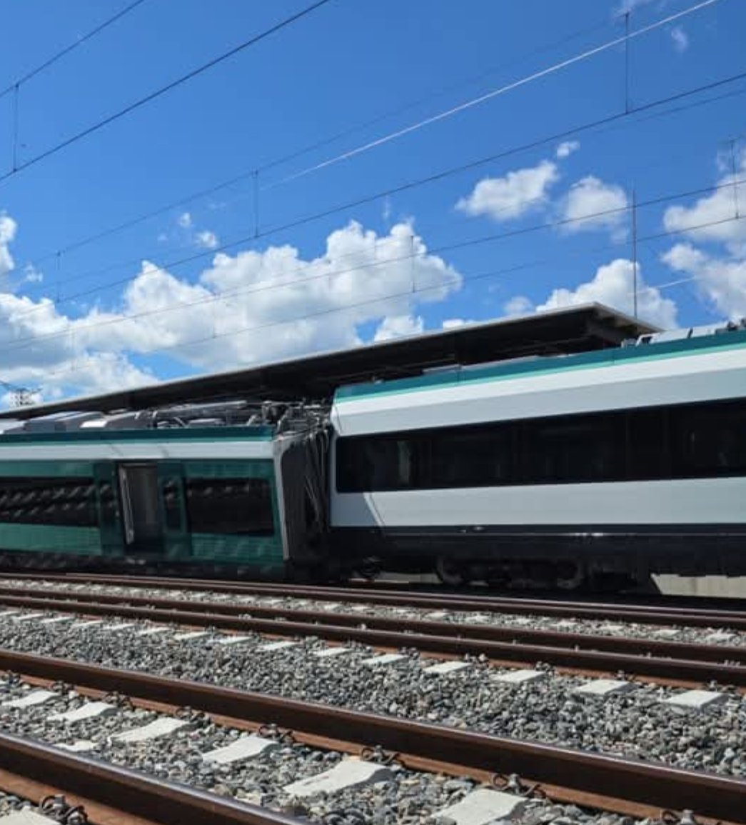 PDigitalOriente's tweet photo. 🚨 ÚLTIMA HORA: Reportan descarrilamiento de vagón del Tren Maya 🚆💥  

#Cancún  #Mérida #TrenMaya #ReporteUrgente

De acuerdo con reportes preliminares difundidos en redes sociales, uno de los vagones del Tren Maya habría sufrido un descarrilamiento en la ruta Cancún–Mérida. https://t.co/CvtnT6VvH3