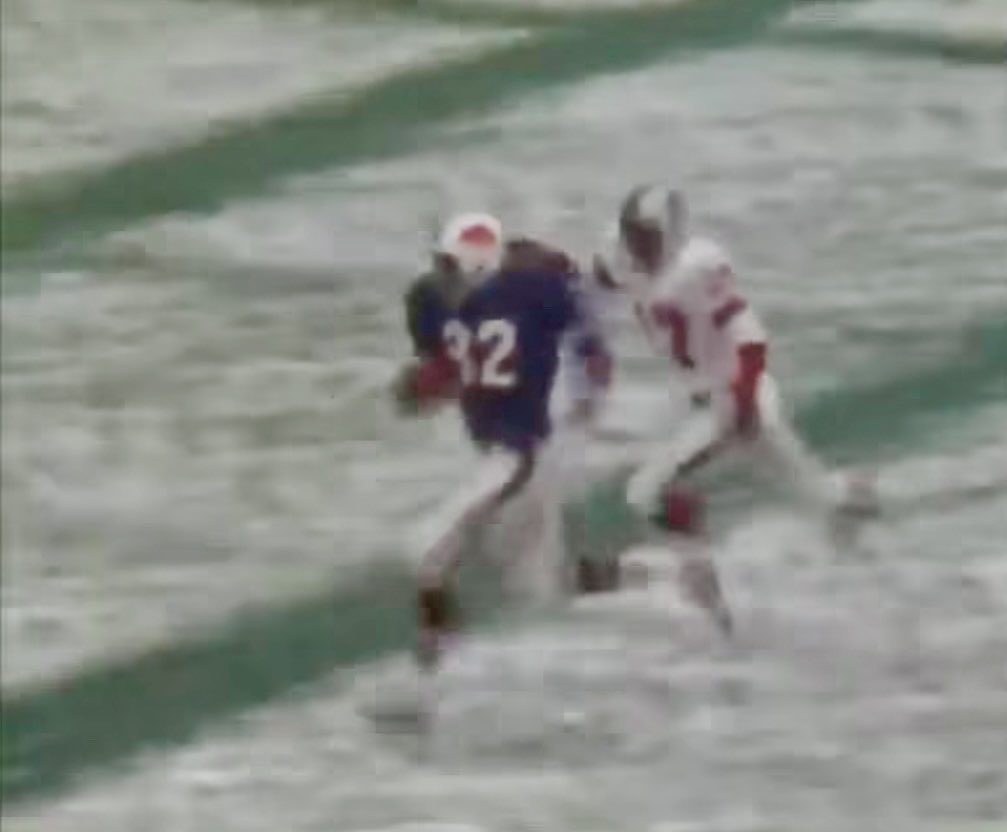 Long before double-murder infamy, there was nothing quite like O.J. Simpson in full flight. Here, on TV, against the #Patriots in 1973 and the snow in #Buffalo. The most-stylish runner I’ve ever seen. #Bills #BillsMafia #Leafs