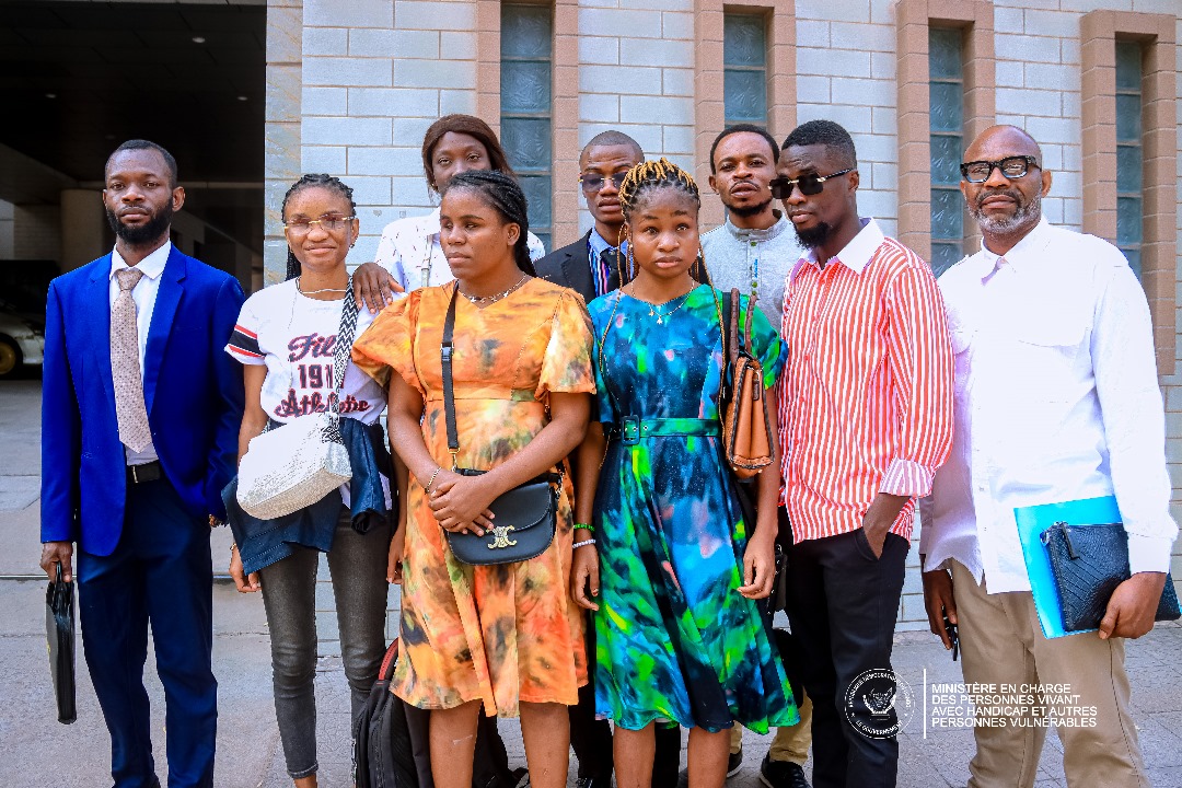 Ministère des Personnes Vivant avec Handicap RDC (@minpvh_apvrdc) on Twitter photo Un groupe d'anciens étudiants aveugles/malvoyants des universités et instituts supérieurs de Kinshasa ont remercié le Chef de l'État <a href="/fatshi13/">Félix A. Tshisekedi</a> et l'ensemble du Gouvernement <a href="/SuminwaJudith/">Judith SUMINWA TULUKA</a> après leur admission sous-statut comme agents et cadres de l'administration aux Pvh-Apv. Un groupe d'anciens étudiants aveugles/malvoyants des universités et instituts supérieurs de Kinshasa ont remercié le Chef de l'État <a href="/fatshi13/">Félix A. Tshisekedi</a> et l'ensemble du Gouvernement <a href="/SuminwaJudith/">Judith SUMINWA TULUKA</a> après leur admission sous-statut comme agents et cadres de l'administration aux Pvh-Apv.