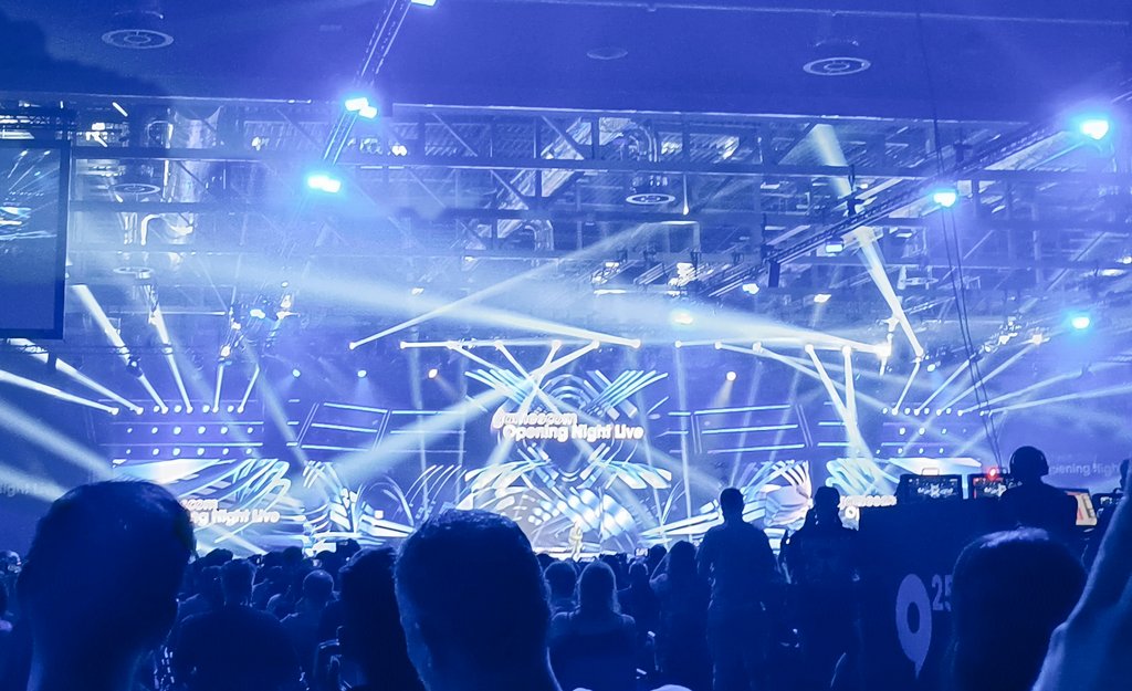 Nice opening night live! Tanks, zombies, explosions, exploding tanks &amp; zombies ... (Plz no more Subwoofer thx)
Now i'm ready for the next days of handshaking at #Gamescom25.
#OpeningNightLive #gamedev