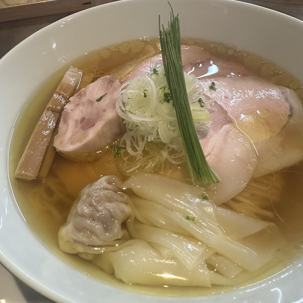 らぁ麺 紫陽花@中川区（8/15）

白醤油ちゃーしゅー麺

ツルツルモチとしなやかな中細麺は啜り心地＆喉越し最高🍜
スープとの絡み良く小麦の風味も豊か🌾

動物魚介の出汁感抜群なスープがめちゃ旨🐟
厚みあり奥深く、白醤油の味もしっかり感じられる🤤

チャーシュー増しが◎

最高に美味しかった🥹