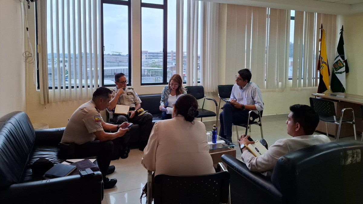🤝 En #Quevedo 📍Autoridades del <a href="/CJLosRios/">CJLosRios</a> y de la Corte Provincial de Justicia de #LosRíos articulan acciones para mejorar la atención en casos flagrantes. Durante una reunión acordaron la ejecución de un ciclo de capacitaciones a servidores  policiales.