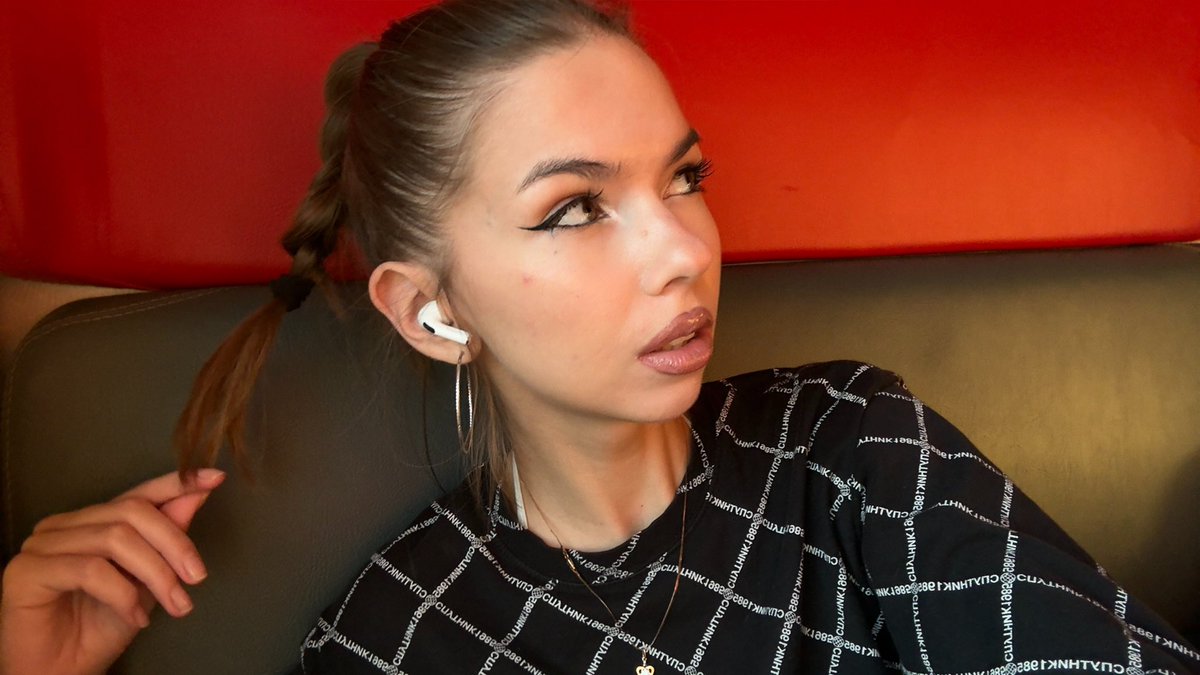 lizvwl's tweet photo. спасибо господь что я родилась красивой и мне не нужно ныть в твиттере о бывшем и одиночестве, сидя в нищете в маленьком городе https://t.co/ARzLkMtqIa