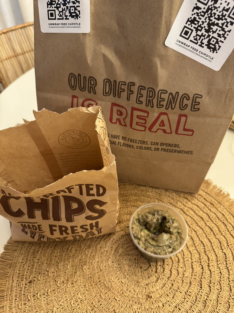 ambergalloway_'s tweet photo. How old is this guac that came with my order @ChipotleTweets ? 🤢🤢 https://t.co/ecIakv1ajG
