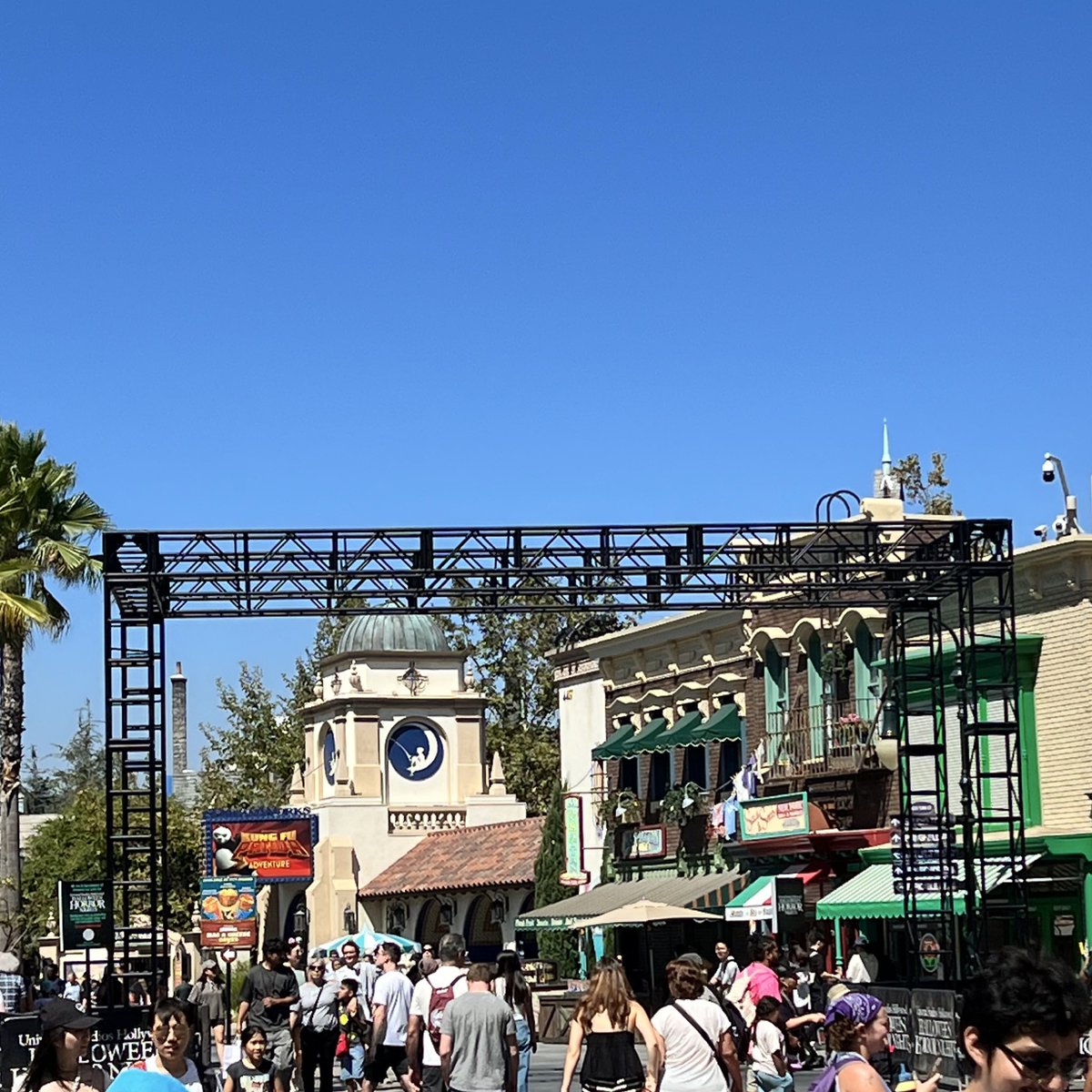 🤯 This is not the normal fire tower set up for HHN HOLLYWOOD 🔥🔥🔥🔥🔥 can’t wait to see this years scaremony