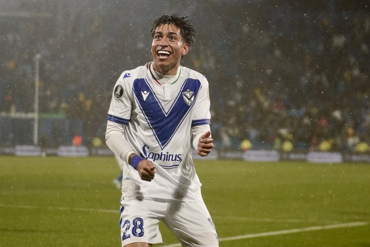 Libertadores's tweet photo. 🪩🌧️ ¡Baila bajo la lluvia Maher!

#GloriaEterna @Velez https://t.co/XoXqVlzs5Q