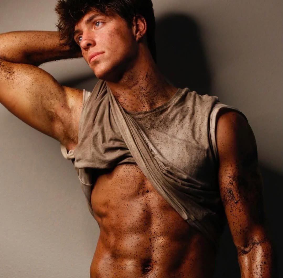JakeGalluccio's tweet photo. Thinking about getting a girlfriend https://t.co/sEY2geBwrn