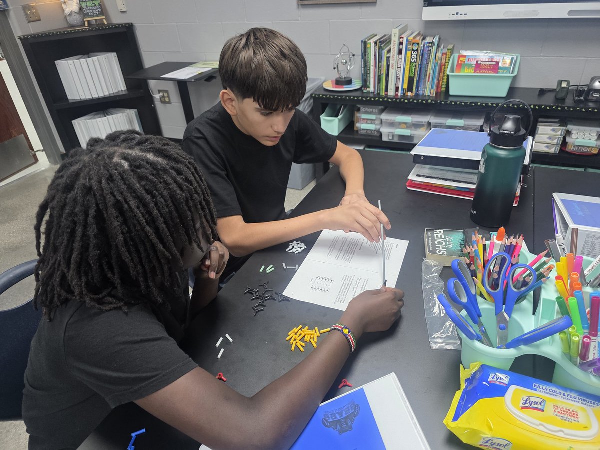 These <a href="/AVID4College/">AVID</a> Scholars are using grit to tackle difficult situations! 🐻❤️🎓 #bearsrising #ISDstrong