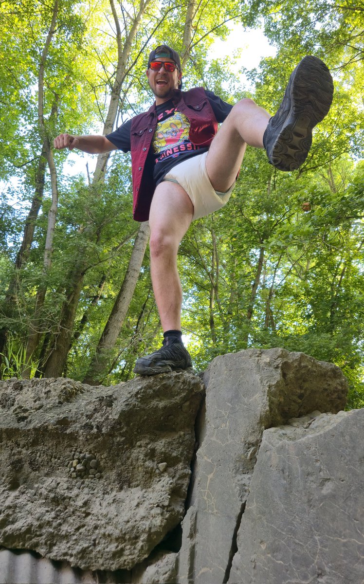 Oh hey! Almost didn't see your tiny soggy butt down there.

You're juat so smol! 😜