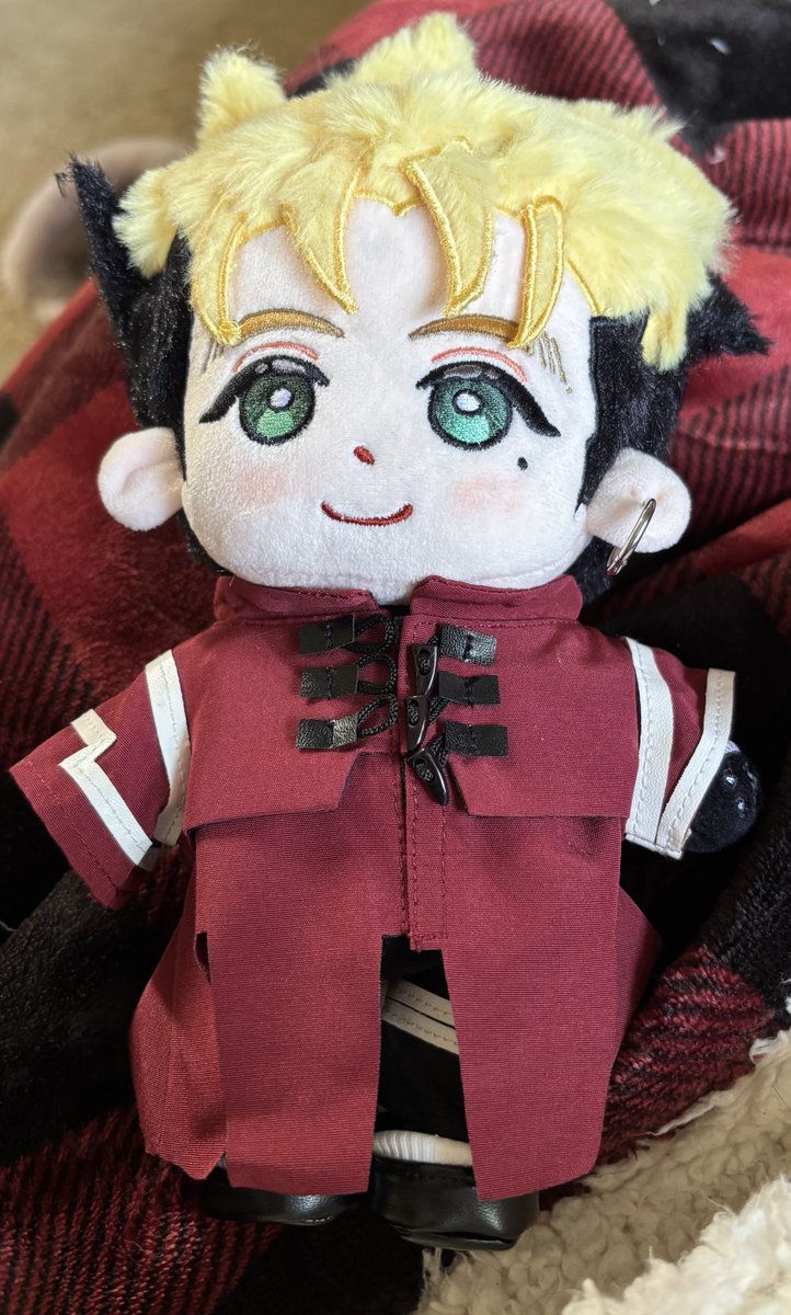 I need to take better pictures (with mini Woo too) but mini Va is here and I absolutely adore him. ;; Thank you <a href="/pawschamp/">🍳@ MINI VW</a> for the perfect cuddle buddy and I’m so excited to have both of them!