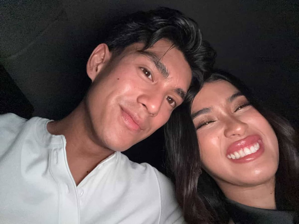 shaimarts's tweet photo. First selfie ayuda ng anvee na talagang galing from their phone. 

ANVEE UH ALMUSERYE https://t.co/KEmjj3rOLR