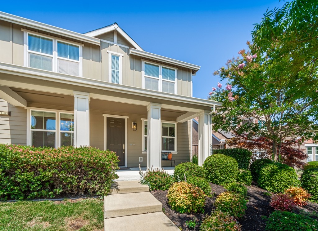 CorcoranIcon's tweet photo. More than a home, it’s a lifestyle! Nestled in the Hidden Hills neighborhood of Napa, this turn-key retreat blends high ceilings, hardwood floors, and elegant living spaces with a gourmet kitchen made for entertaining. https://t.co/qR35idvAiW https://t.co/s4YJi4bY7u