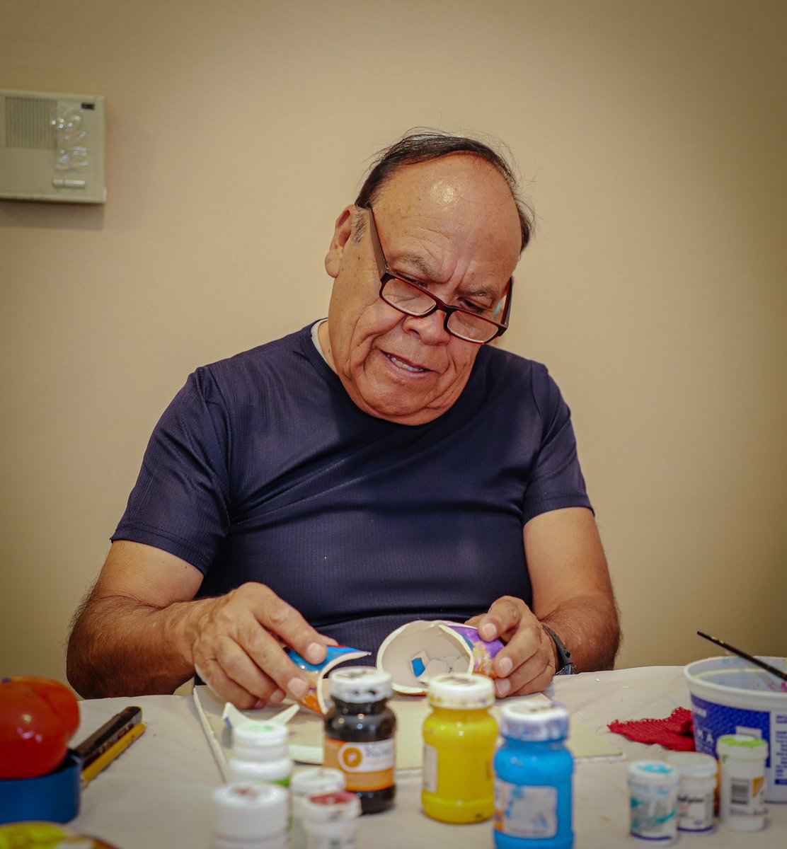difhgo's tweet photo. El #Kintsugi nos enseña que las cicatrices nos hacen más fuertes. Personas mayores del #CEAM, junto a #LaFamiliaDIFH, vivieron esta experiencia creando piezas únicas y llenas de significado. 🫀⚱️💛 https://t.co/luPbLg6vVO
