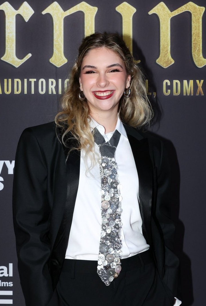 danyhugss's tweet photo. se cree mucho nomas pq se ve perfecta de traje 🙄 https://t.co/URMZ4vJTeY