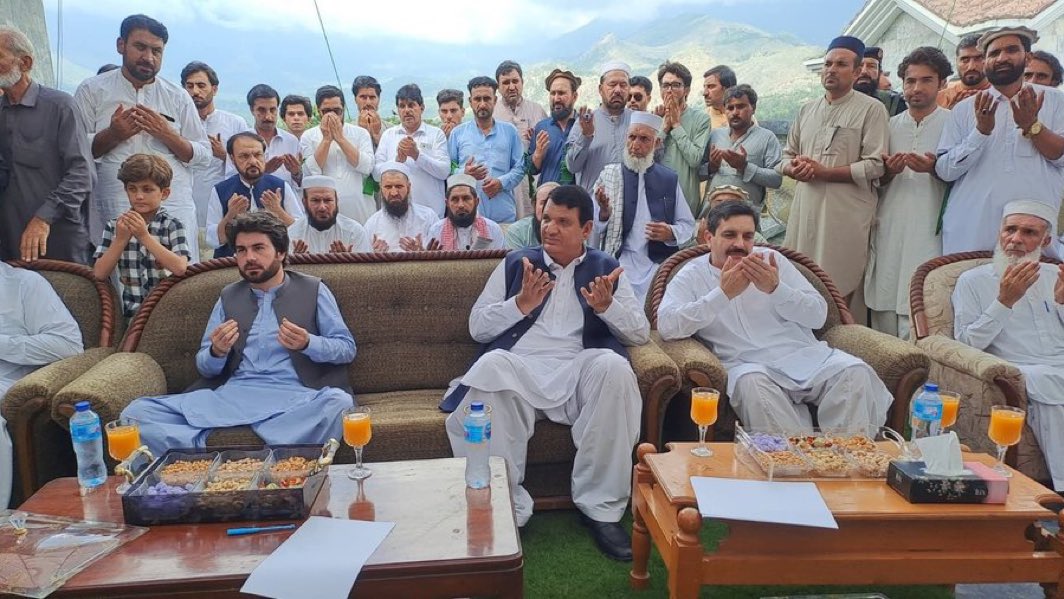 جہاں لوگوں کے گھر تباہ ہو گئے، انکے  پیارے مر گئے۔ وہی لوگوں کا دل دیکھے کہ ائے وزیروں کے لئے جوس اور ڈرائی فروٹ لائے۔ صوفہ رکھا اور خود کھڑے ہوگئے۔ تیار پانی۔ واہ