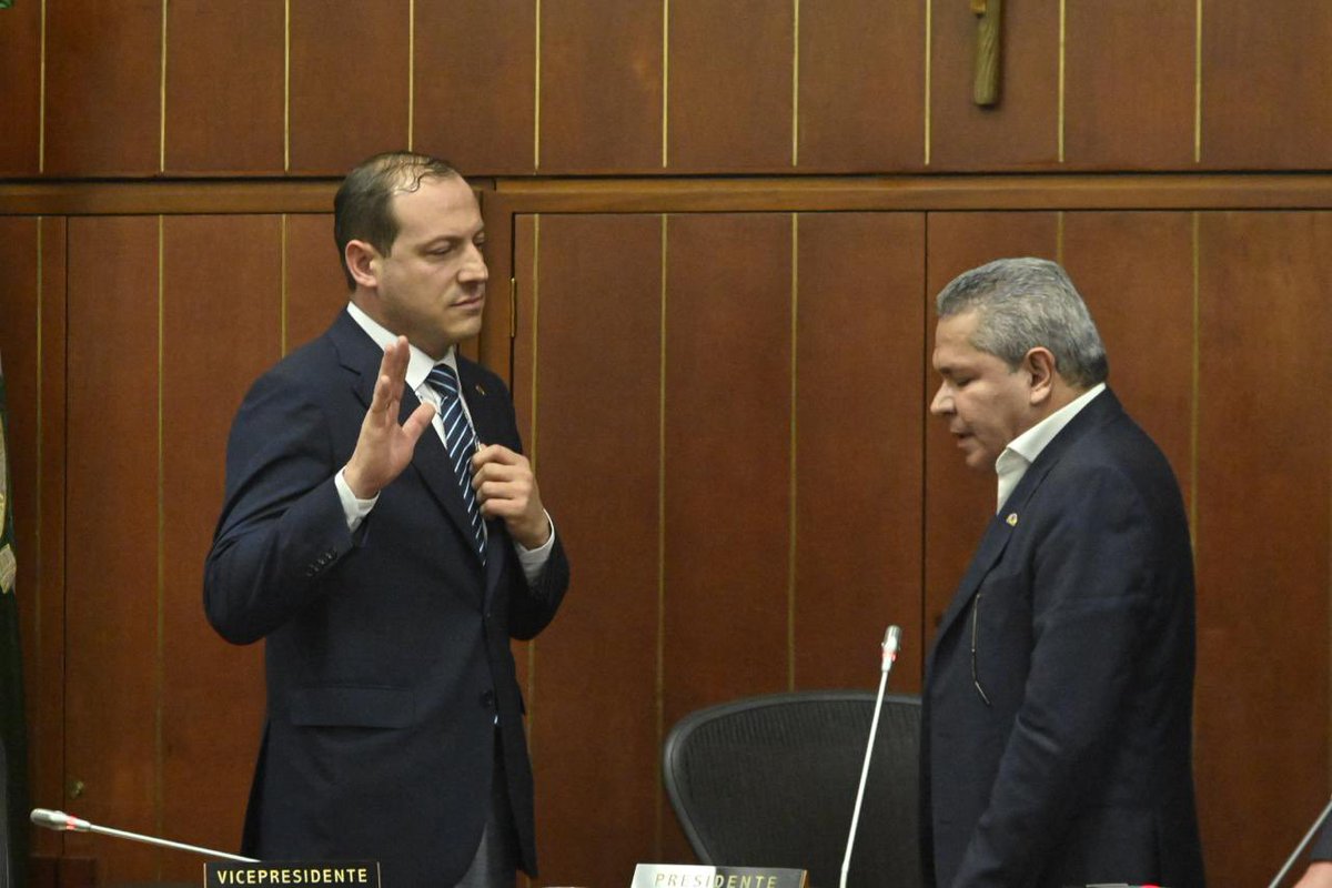 SenadoGovCo's tweet photo. #ComisiónII | La Comisión Segunda del Senado (@ComisionSegunda), eligió su nueva mesa directiva para el periodo legislativo 2025 - 2026:

✅ Presidente: senador Mauricio Giraldo (@mgiraldosenador).
✅ Vicepresidente: senador Manuel Virgüez (@Virguez).

👉 https://t.co/4EkKbe81wL. https://t.co/mtU8ngLzwR