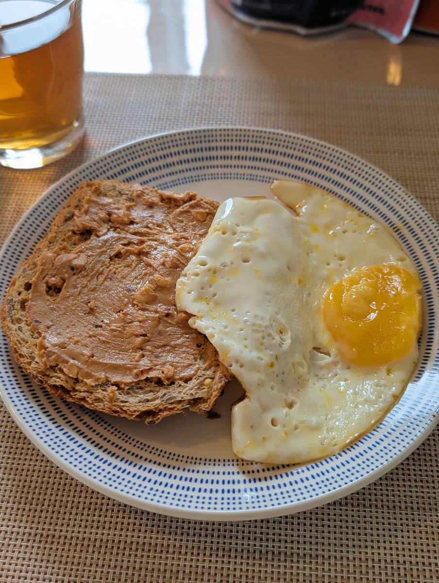 美味しい朝ごはんから、素敵な一日が始まります🌞 やっぱり、朝の時間って大切ですね。

今日の朝食は、トーストと目玉焼き、そして身体を整えるための漢方茶☕✨ 心も体もすっきりして、気持ちのいいスタートになりました！
