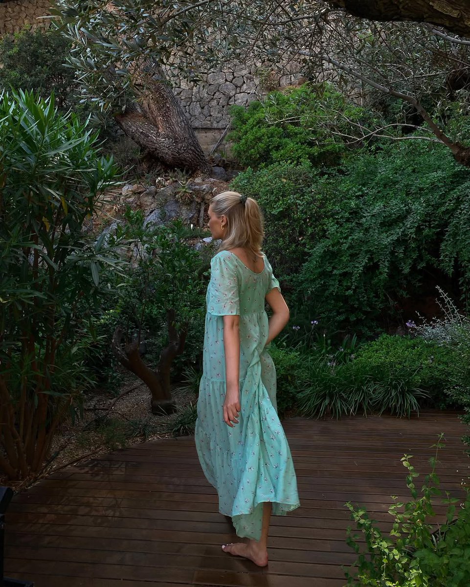 Tobcsxage's tweet photo. Strolling through an enchanting garden, embracing the serene beauty of the evening. 🌸🌿 #GardenEscape #EveningVibes https://t.co/EtDm1k2TzO