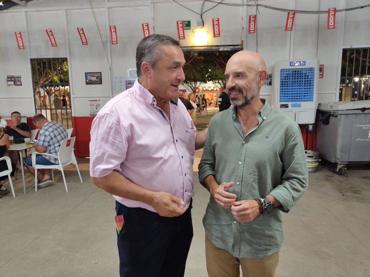 El subdelegado de <a href="/GobiernoMalaga/">Subdelegación del Gobierno en Málaga</a>, <a href="/FJavier_Salas/">Javier Salas</a>, asiste a la recepción oficial de <a href="/ccoomalaga/">CCOO MÁLAGA</a> en el Real de la #Feriamlg2025 junto al secretario provincial, <a href="/cubillofm/">Fernando M. Cubillo</a>, y la secretaría general de <a href="/ccooandalucia/">CCOO de Andalucía</a>, <a href="/nurialomar/">Nuria López Marín</a>.