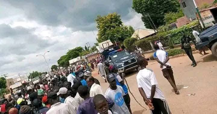 While the Governor enjoys vacation abroad, bandits storm Malumfashi in Karsina state, killing nearly 30 worshippers during Fajr prayers, unleashing gunfire, and kidnapping about 60 people. Amma a haka zaka ji wasu yan kutmar uban na claiming the Federal Government is ‘winning’