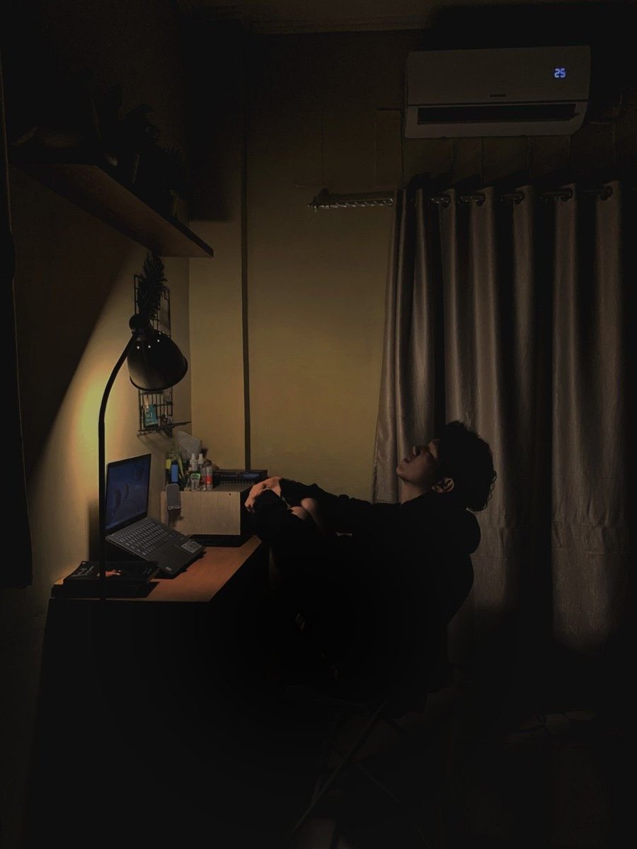 Adityapandeydev's tweet image. Itโs 4 AM.
No rich parents.
No resources.
No degree.
None of it matters.
Iโll build everything from scratch.