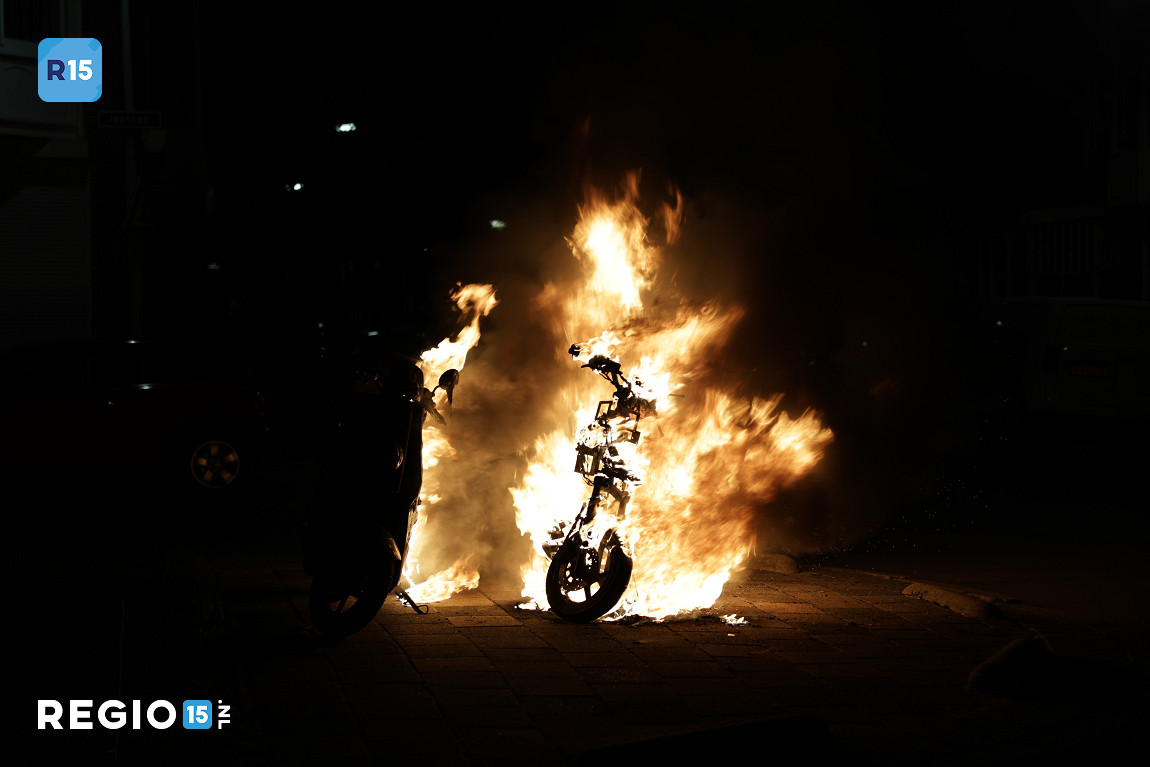 Twee deelscooters in brand bij Ieplaan in Den Haag