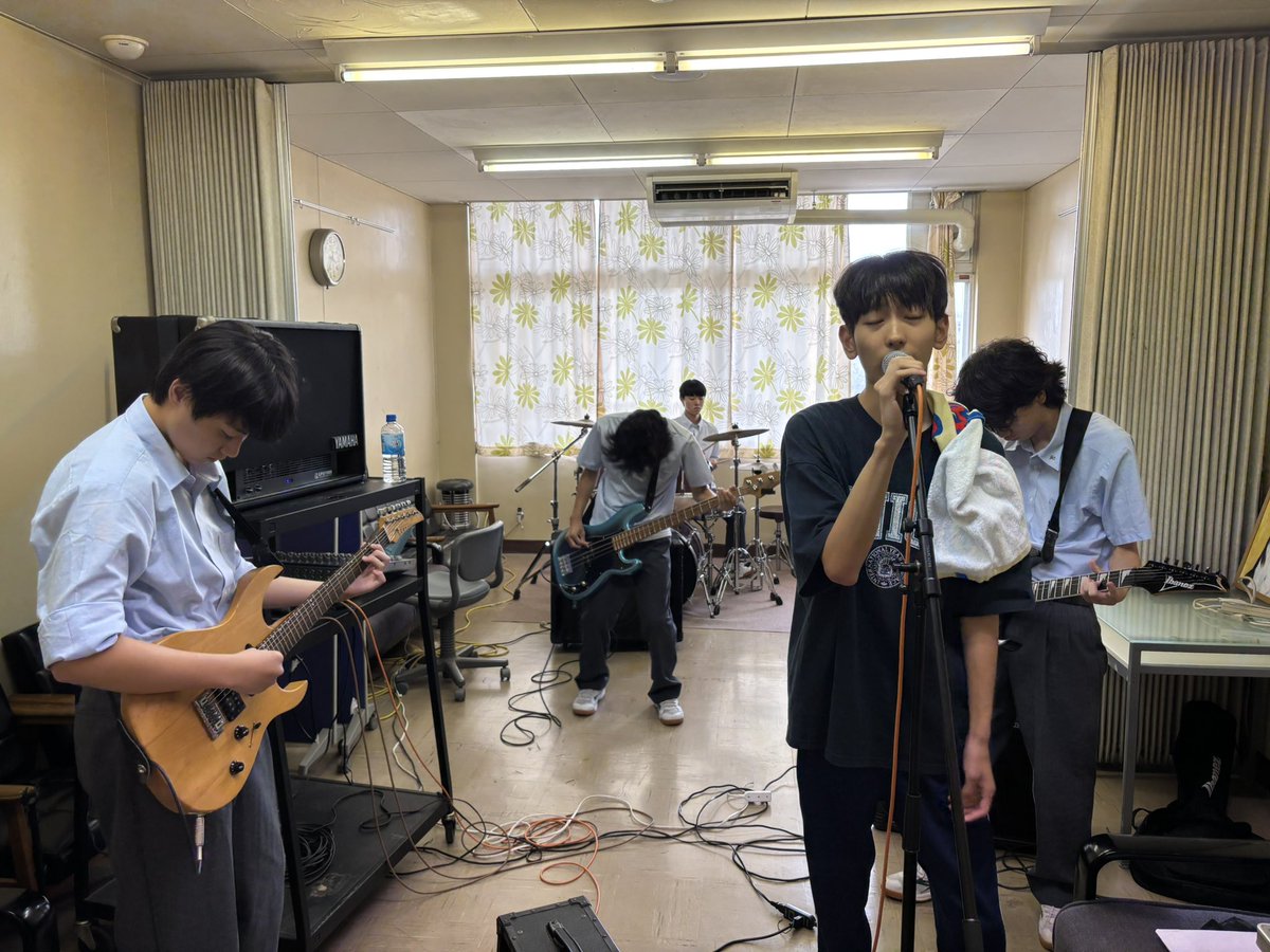 千葉県立流山おおたかの森高等学校・軽音学部さんにバンドクリニックでお伺いしました！なんと18組ものバンドが参加。
「上手くなりたい！」という熱い気持ちが、ひしひしと伝わってきました。
みなさんお疲れさまでした！
#流山おおたかの森高校