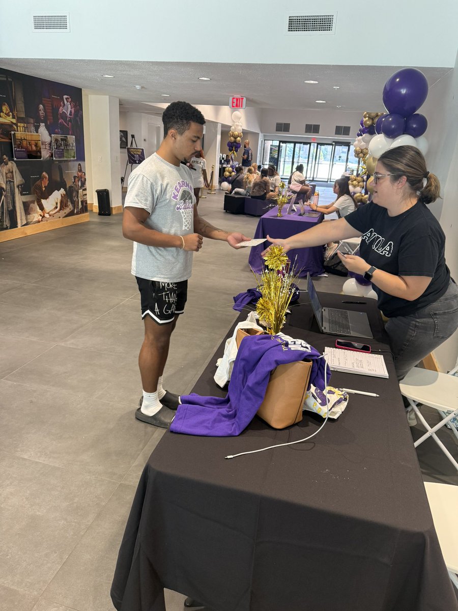 avilamensBB's tweet photo. Exciting day today at Avila! We got to welcome new eagles onto campus for move in. Looking forward to getting the returners back on Saturday! 

#AvilaFirst https://t.co/Fmevu7IgZ7