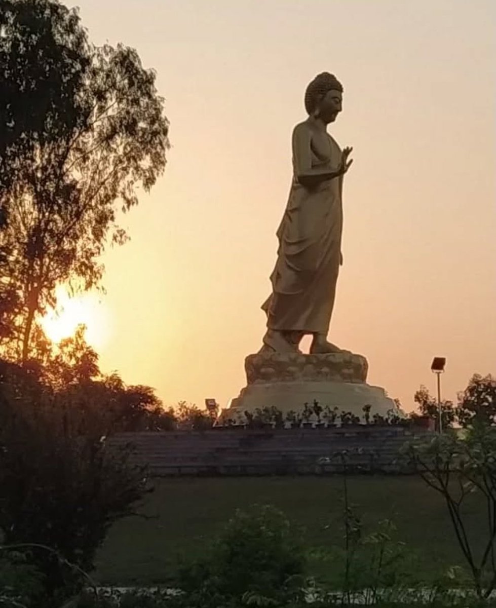 नमो बुध्दाय 🪷
जय सम्राट असोक महान ☸️
जय भीम 

जब मनुवादीयों की रिच कम हो जाती है तो वो डॉ बाबासाहेब आंबेडकर, आरक्षण पर रोना शुरु कर देते है.

अब तो तथागत भगवान बुद्ध कॊ भी टार्गेट करने लग गये. जब उनको वैदिक धर्म से नही जोड पाये.

ऐसे लोगो कॊ इग्नोर करे.आप सिर्फ सत्य बात कॊ रखे.