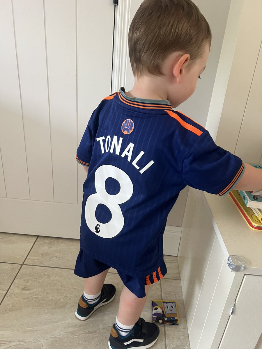 He might be smiling now, but he doesn’t understand the years of hurt and abuse he’s in for #NUFC

🖤🤍